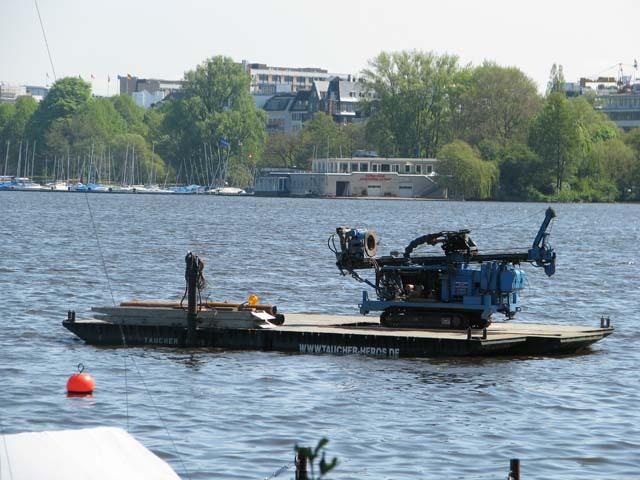 Bohrung vom Ponton aus auf der Alster